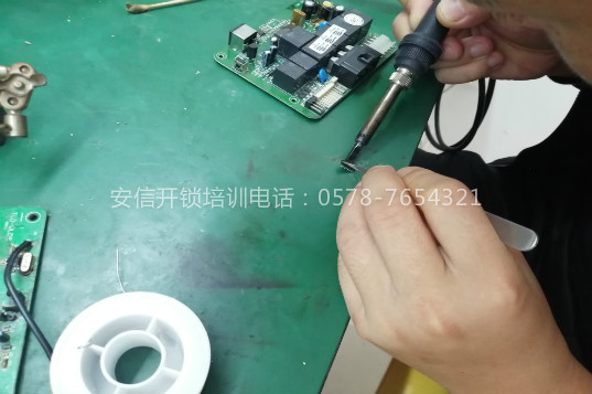 贺州学配汽车钥匙是不是要先动电脑？