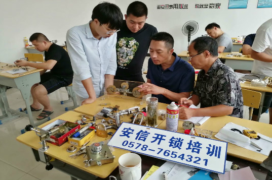 鹿寨开锁学校学开锁修锁